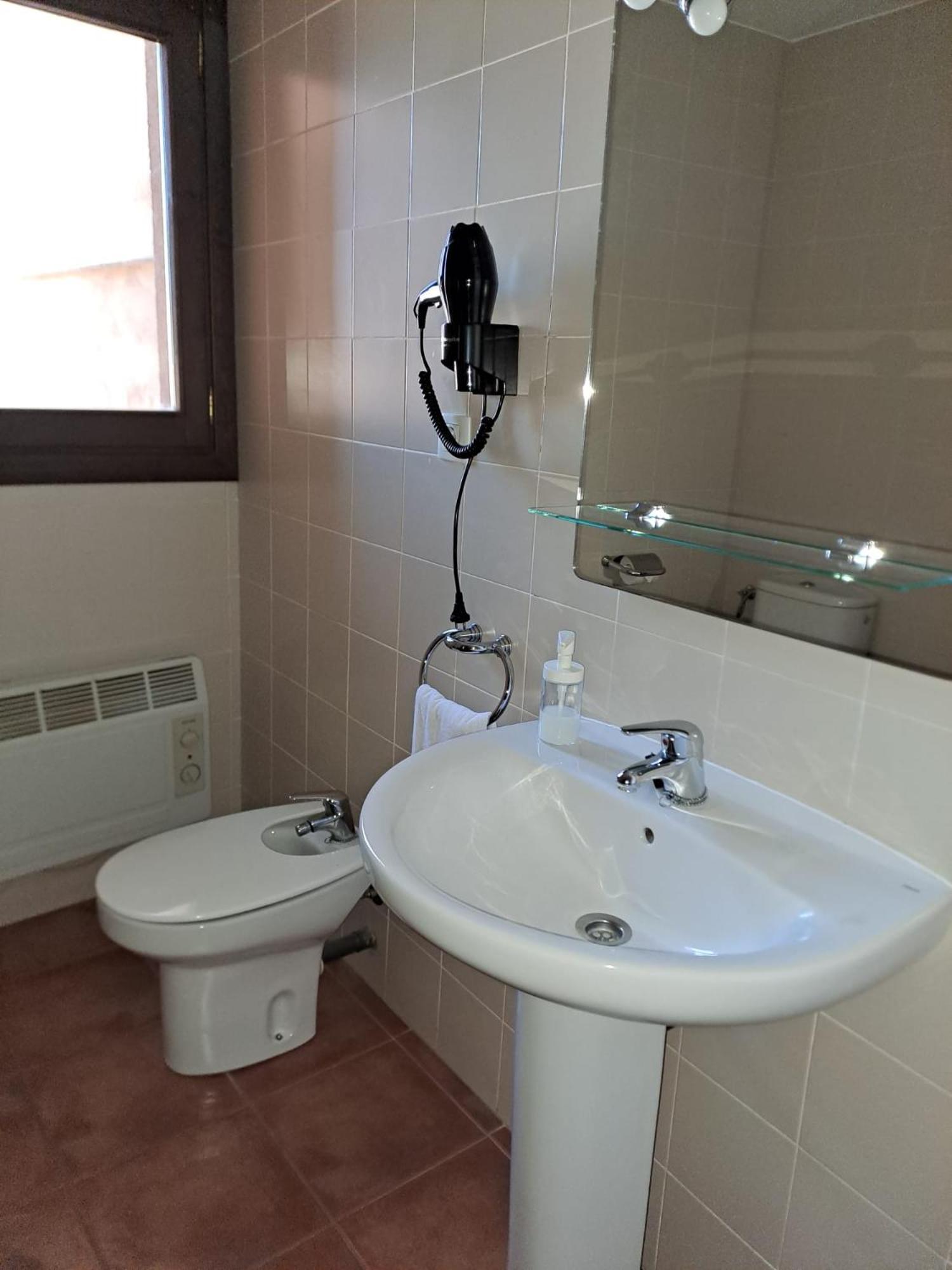 Delicias Hotell Peraltilla Exteriör bild